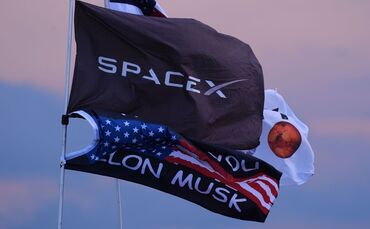 SpaceX- und Elon-Musk-Flaggen
