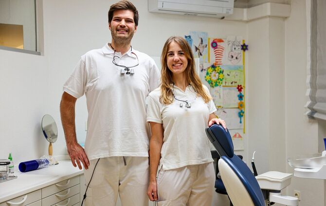 Sie freuen sich auf ihre Patienten und die familiär geführte Praxis: Dr. Lena Gaa und Zahnarzt Dominik Lilla.