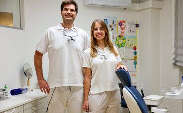 Sie freuen sich auf ihre Patienten und die familiär geführte Praxis: Dr. Lena Gaa und Zahnarzt Dominik Lilla.