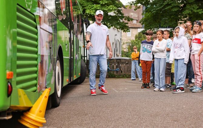 Dejan Grkovic kennt als erfahrener Busfahrer die Gefahren, die von Kindern oft unterschätzt werden.