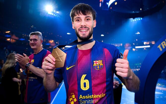 Daniel Fernandéz, Ex-Spieler des TVB Stuttgart, präsentiert seine Champions-League-Medaille nach dem Sieg des FC Barcelona gegen