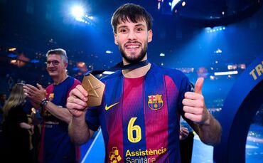 Daniel Fernandéz, Ex-Spieler des TVB Stuttgart, präsentiert seine Champions-League-Medaille nach dem Sieg des FC Barcelona gegen
