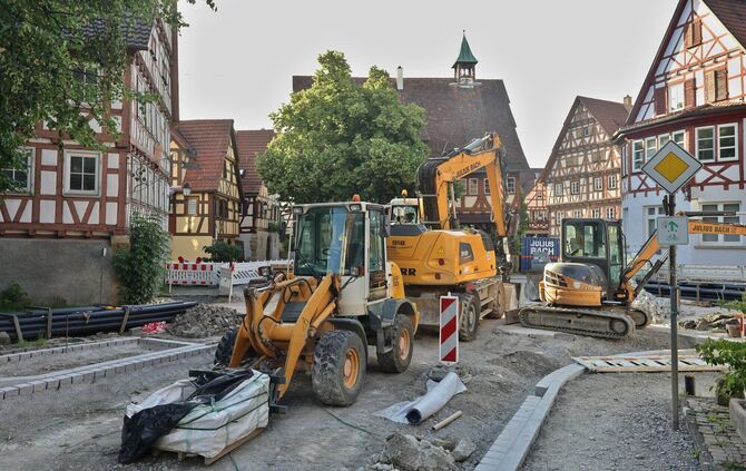 Bauarbeiten an der vollgesperrten Ortsdurchfahrt von Strümpfelbach im Bereich des Alten Rathauses.
