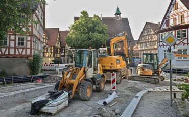 Bauarbeiten an der vollgesperrten Ortsdurchfahrt von Strümpfelbach im Bereich des Alten Rathauses.