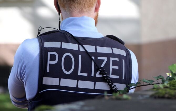 Mann von zwei Tätern beraubt. (Symbolbild)