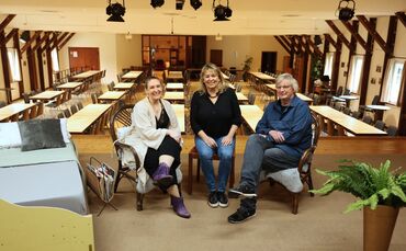 Schauspielerin Judith Schönleber, Martina Schmidt, die Vorsitzende des Theaterbrettles und Regisseur Jürgen von Bülow (von links