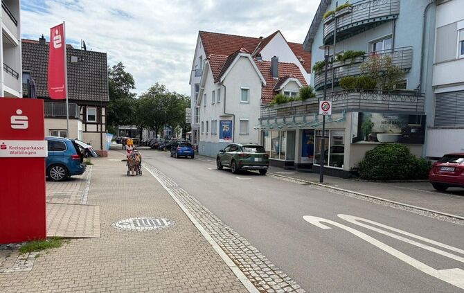 Diese Stelle vor der Kreissparkasse in Rommelshausen ist ein Unfallschwerpunkt: Rückwärts ausparkende Autos übersehen nicht selt