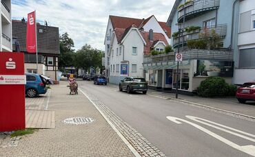 Diese Stelle vor der Kreissparkasse in Rommelshausen ist ein Unfallschwerpunkt: Rückwärts ausparkende Autos übersehen nicht selt