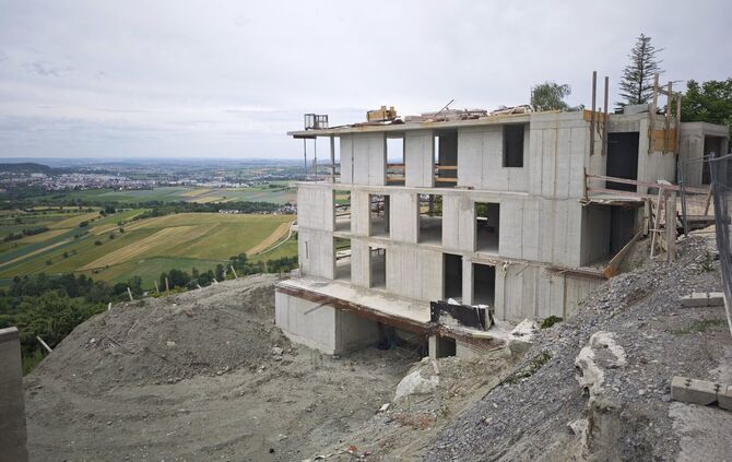 Die Baustelle in Bürg liegt seit Monaten brach.