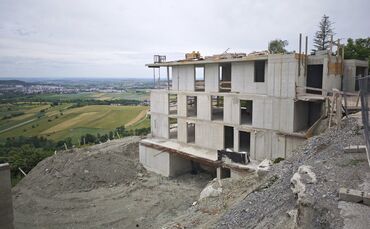 Die Baustelle in Bürg liegt seit Monaten brach.