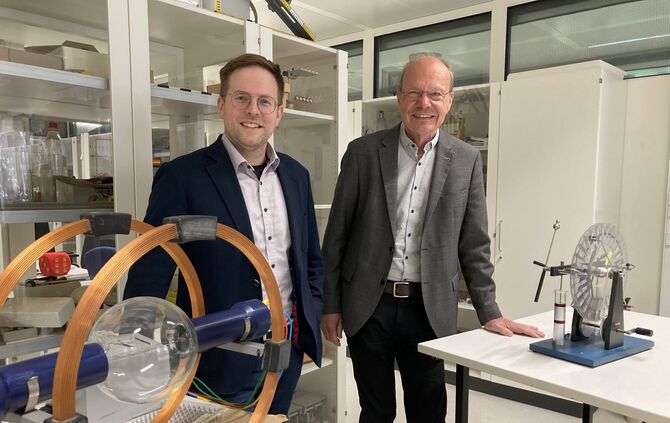 Schulleiter Manuel Ilg und sein Stellvertreter Uwe Ziekur im neuen Physik-Vorbereitungsraum der Gewerblichen Schule Waiblingen (