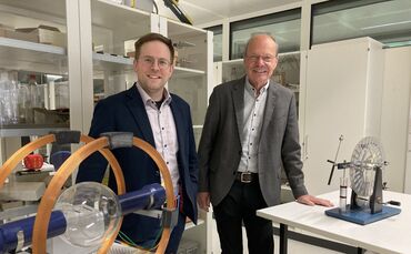 Schulleiter Manuel Ilg und sein Stellvertreter Uwe Ziekur im neuen Physik-Vorbereitungsraum der Gewerblichen Schule Waiblingen (