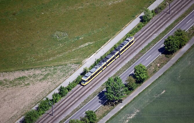 Ein E-Scooter-Fahrer ist im Kreis Karlsruhe von einer Straßenbahn erfasst worden. (Symbolbild)