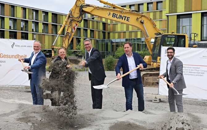 Symbolischer Spatenstich für den Pflege-Campus am Rems-Murr-Klinikum Winnenden am Dienstag (16.06.). Von links: Kliniken-Geschäf