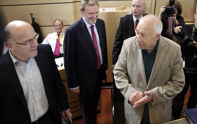 Juli 2011: Heiner Geißler (rechts) im Gespräch mit Landesverkehrsminister Winfried Hermann (links). In der Mitte: Bahn-Manager V