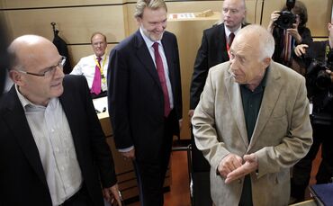 Juli 2011: Heiner Geißler (rechts) im Gespräch mit Landesverkehrsminister Winfried Hermann (links). In der Mitte: Bahn-Manager V