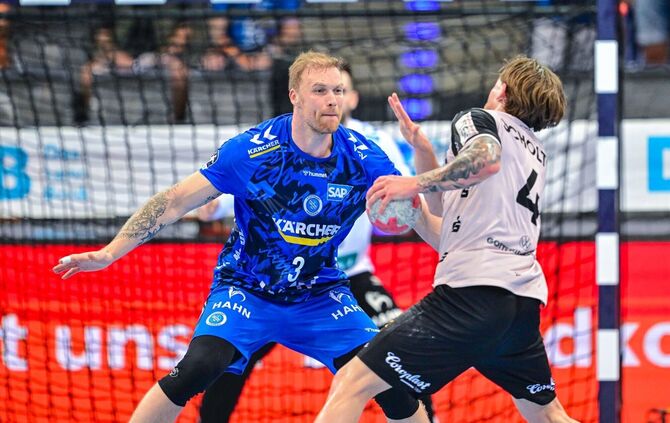 Ein Kante in der TVB-Defensive: Jonas Truchanovicius stellt sich hier Elias Scholtes vom Bergischen HC in den Weg.