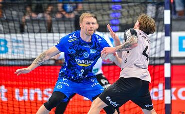 Ein Kante in der TVB-Defensive: Jonas Truchanovicius stellt sich hier Elias Scholtes vom Bergischen HC in den Weg.
