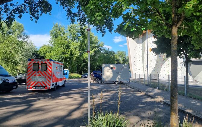 Rettungswagen vor dem DAV-Alpinzentrum am Sportpark Rems: Bis kurz vor 18 Uhr war die Richard-Kapphan-Straße gesperrt.