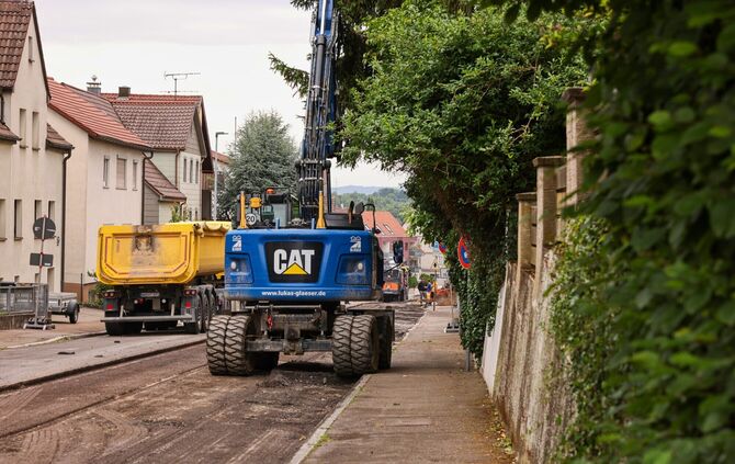 Der Belag der Schmidener Straße wird abgefräst, im ersten Abschnitt zwischen Hausgärten und Fröbelstraße.