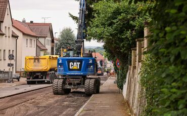 Der Belag der Schmidener Straße wird abgefräst, im ersten Abschnitt zwischen Hausgärten und Fröbelstraße.