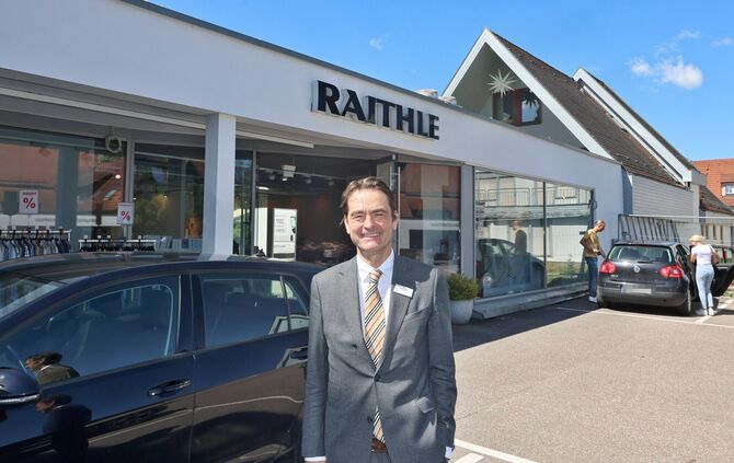 Hans-Jürgen Raithle vor seinem Modehaus: Für den Flachdachbau am Bahnhofsplatz gibt es schon seit vielen Jahren eine gültige Bau