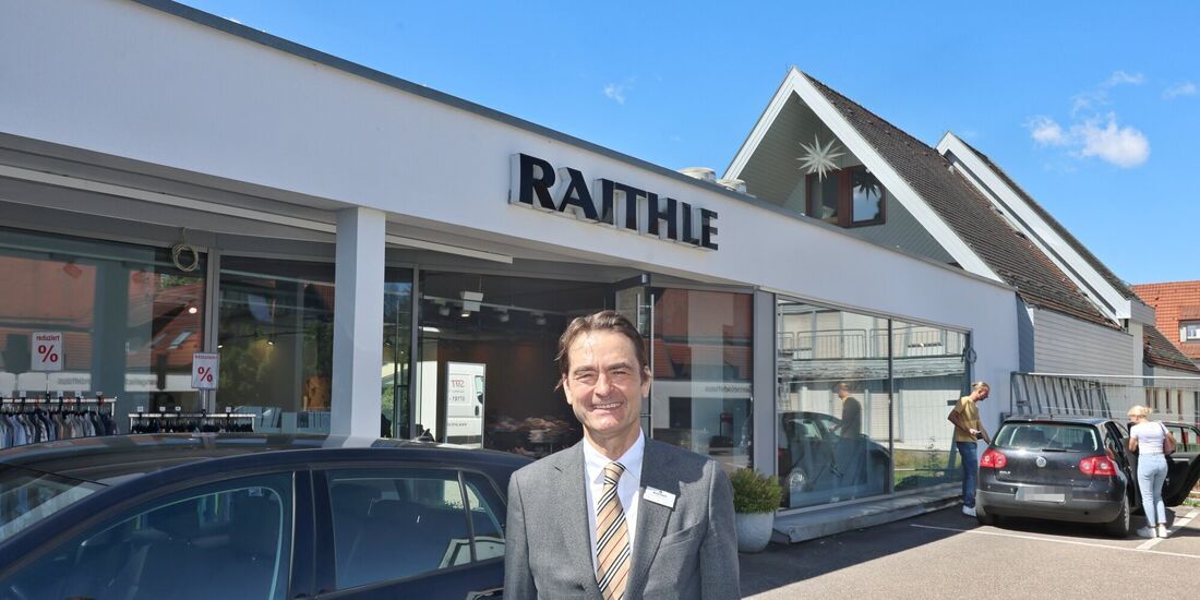 Hans-Jürgen Raithle vor seinem Modehaus: Für den Flachdachbau am Bahnhofsplatz gibt es schon seit vielen Jahren eine gültige Bau