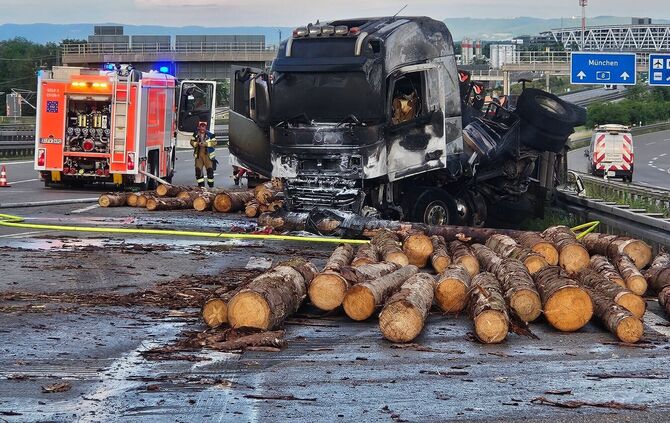 Der in Vollbrand geratene Lkw mitsamt Holzladung sorgte für eine Sperrung auf der A8.