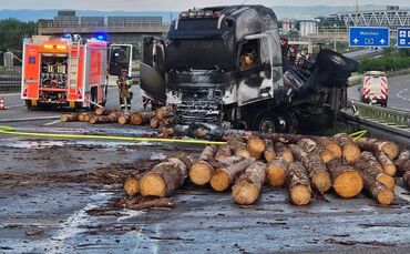 Der in Vollbrand geratene Lkw mitsamt Holzladung sorgte für eine Sperrung auf der A8.