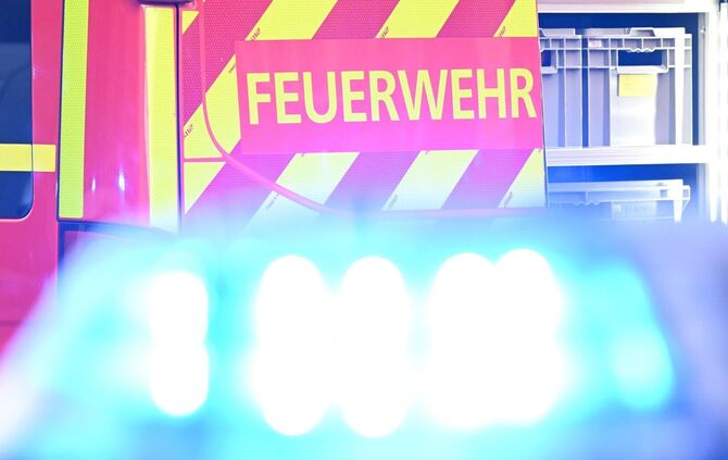 Fahrzeug und Gebäude brennen - keine Verletzten