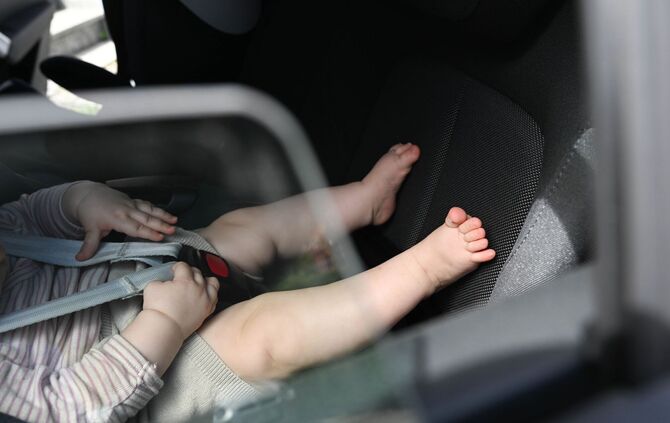 Baby bei Hitze im Auto