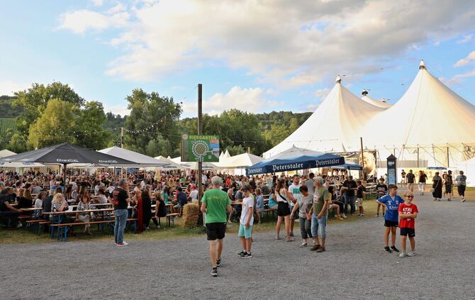 Bald geht es auf der Festivalwiese in Winterbach im und rund um das Zelt wieder los.