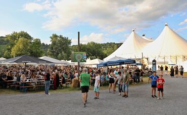 Bald geht es auf der Festivalwiese in Winterbach im und rund um das Zelt wieder los.