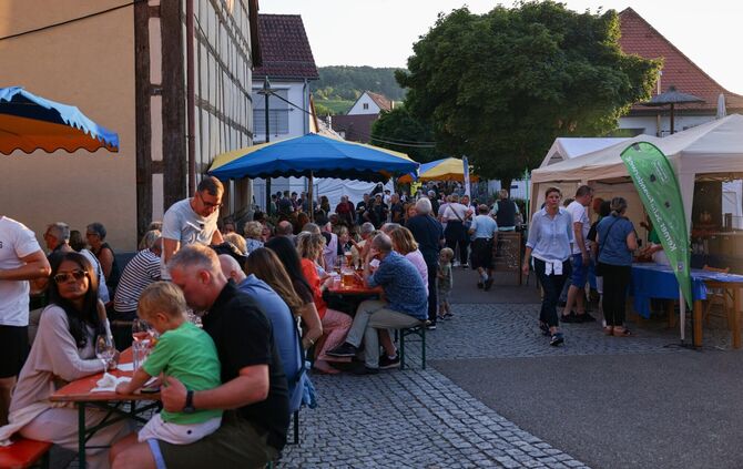 In Kernen kommen bald wieder Menschen zusammen. Hier ein Symbolbild vom Stettener Straßenfest 2025.