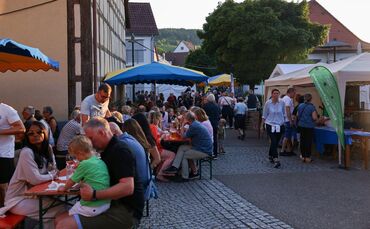 In Kernen kommen bald wieder Menschen zusammen. Hier ein Symbolbild vom Stettener Straßenfest 2025.