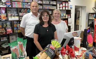 Kiosk-Betreiber Maija und Herry Hinderlich mit Mitarbeiterin Alexandra Mall (re.) in ihrem "Kurvi" in Waiblingen-Neustadt.