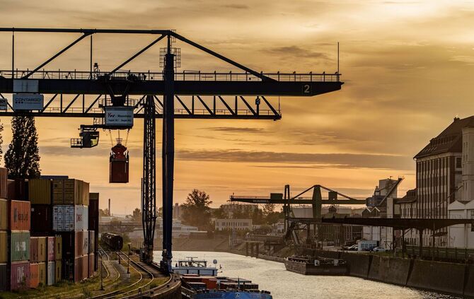 Container werden im Frankfurter Osthafen entladen