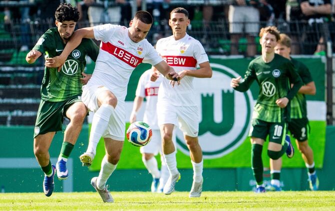 VfB-talent Ivan Knezevic (vorn) wechselt auf den Betzenberg. (Archivbild)