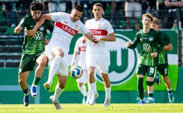 VfB-talent Ivan Knezevic (vorn) wechselt auf den Betzenberg. (Archivbild)
