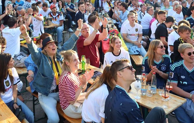 Bei einem Public Viewing wie hier gelten noch mal andere Regeln als bei einer TV-Übertragung in einer Kneipe (Symbolfoto).