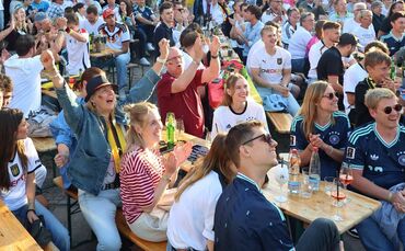 Bei einem Public Viewing wie hier gelten noch mal andere Regeln als bei einer TV-Übertragung in einer Kneipe (Symbolfoto).
