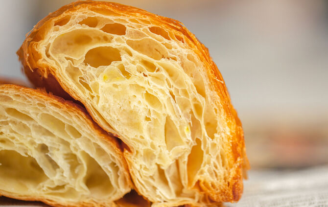 Ob Croissant oder Schokobrötchen, im Laden sollte man nicht vor dem Bezahlen reinbeißen (Symbolfoto).