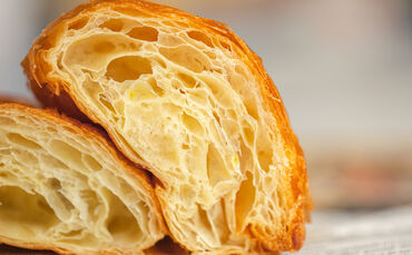 Ob Croissant oder Schokobrötchen, im Laden sollte man nicht vor dem Bezahlen reinbeißen (Symbolfoto).