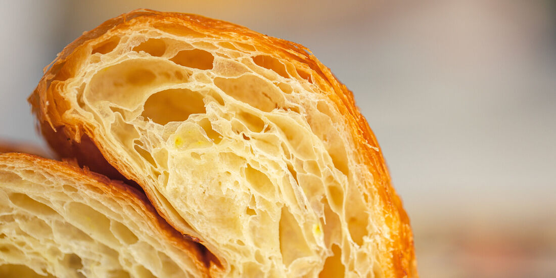 Ob Croissant oder Schokobrötchen, im Laden sollte man nicht vor dem Bezahlen reinbeißen (Symbolfoto).