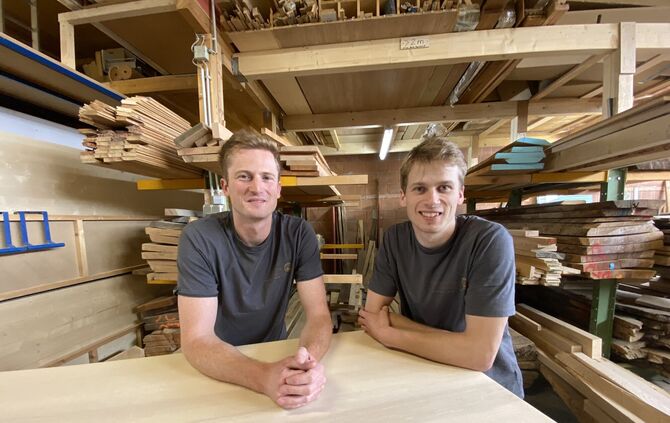 Felix Völz (links) und Niklas Kunze beziehen das Massivholz gerne aus der Region.