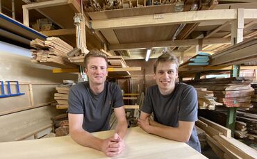 Felix Völz (links) und Niklas Kunze beziehen das Massivholz gerne aus der Region.