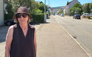 Hannelore Wanka (71) am Ort des Geschehens in der Waiblinger Straße: Für die herzkranke Rommelshausenerin hätte der Unfall schli