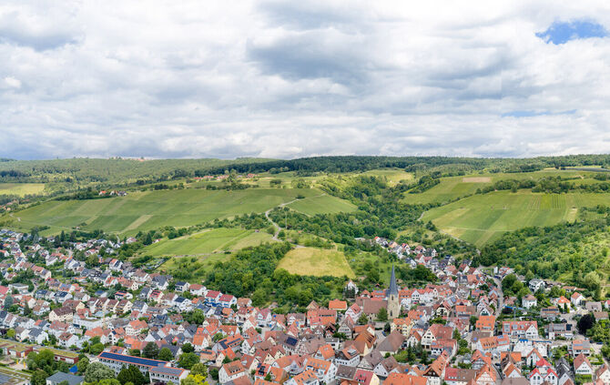 Auf der Buocher Höhe (hier ein Luftbild mit Geradstetten im Tal) sollen zwei Windräder Strom liefern.