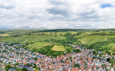 Auf der Buocher Höhe (hier ein Luftbild mit Geradstetten im Tal) sollen zwei Windräder Strom liefern.