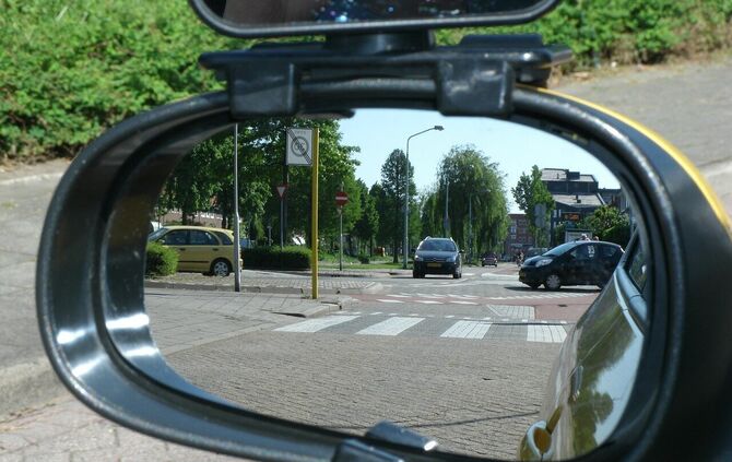 Der Außenspiegel eines Autos (Symbolfoto).